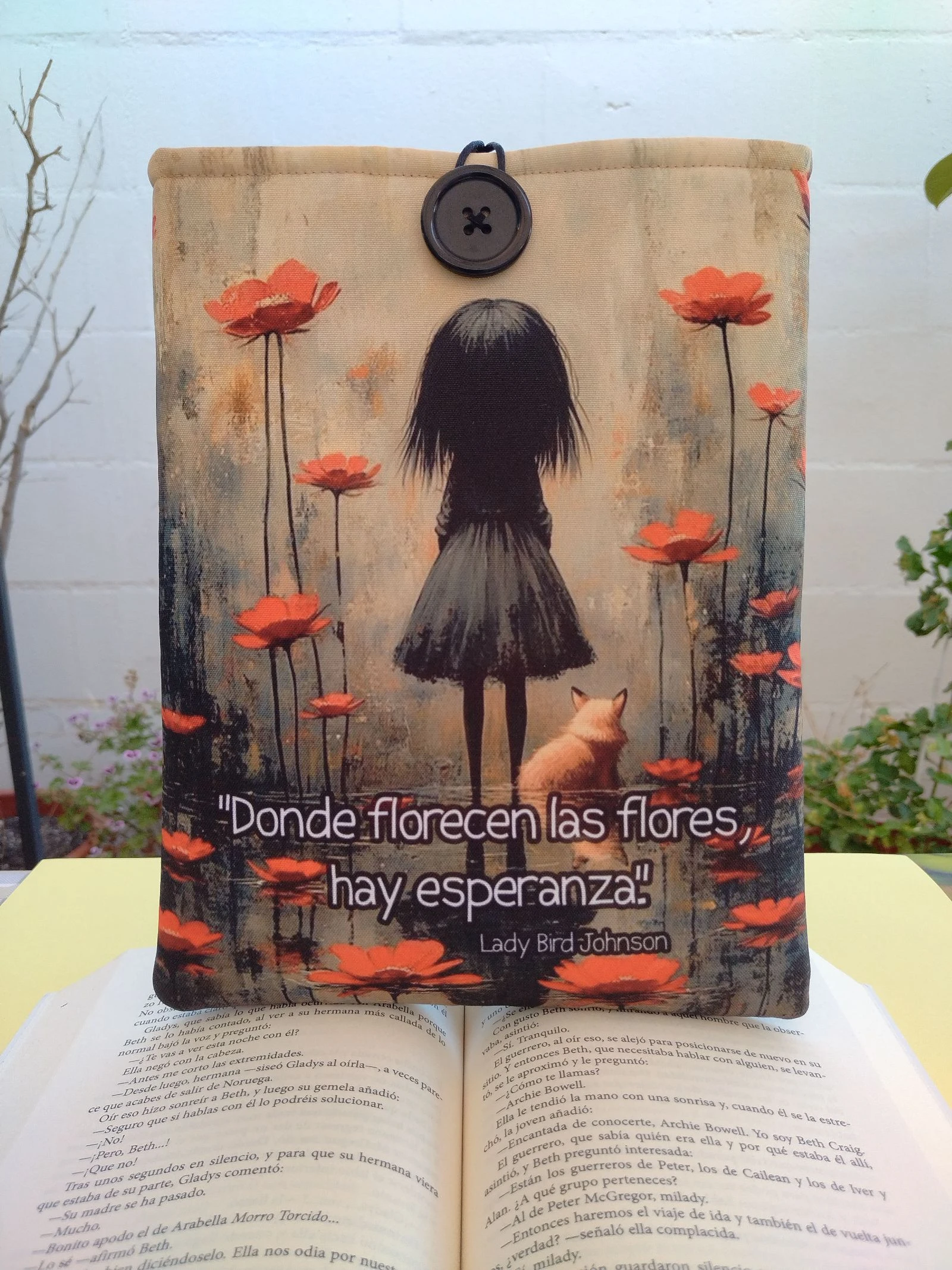 Célula literária acolchoada para livros ou tablets. Design Menina e papoulas. Feito à mão. – photo 2